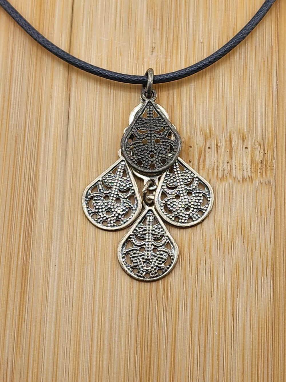 18in Adjustable Filigree Teardrop Pendant Necklace -